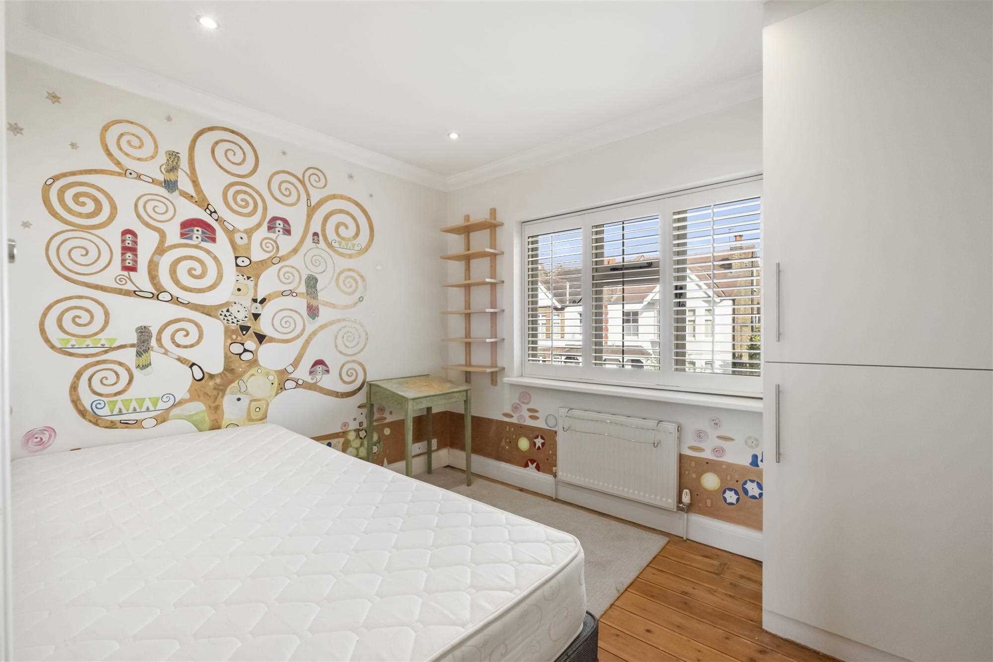 Prebend Gardens - Picture 18