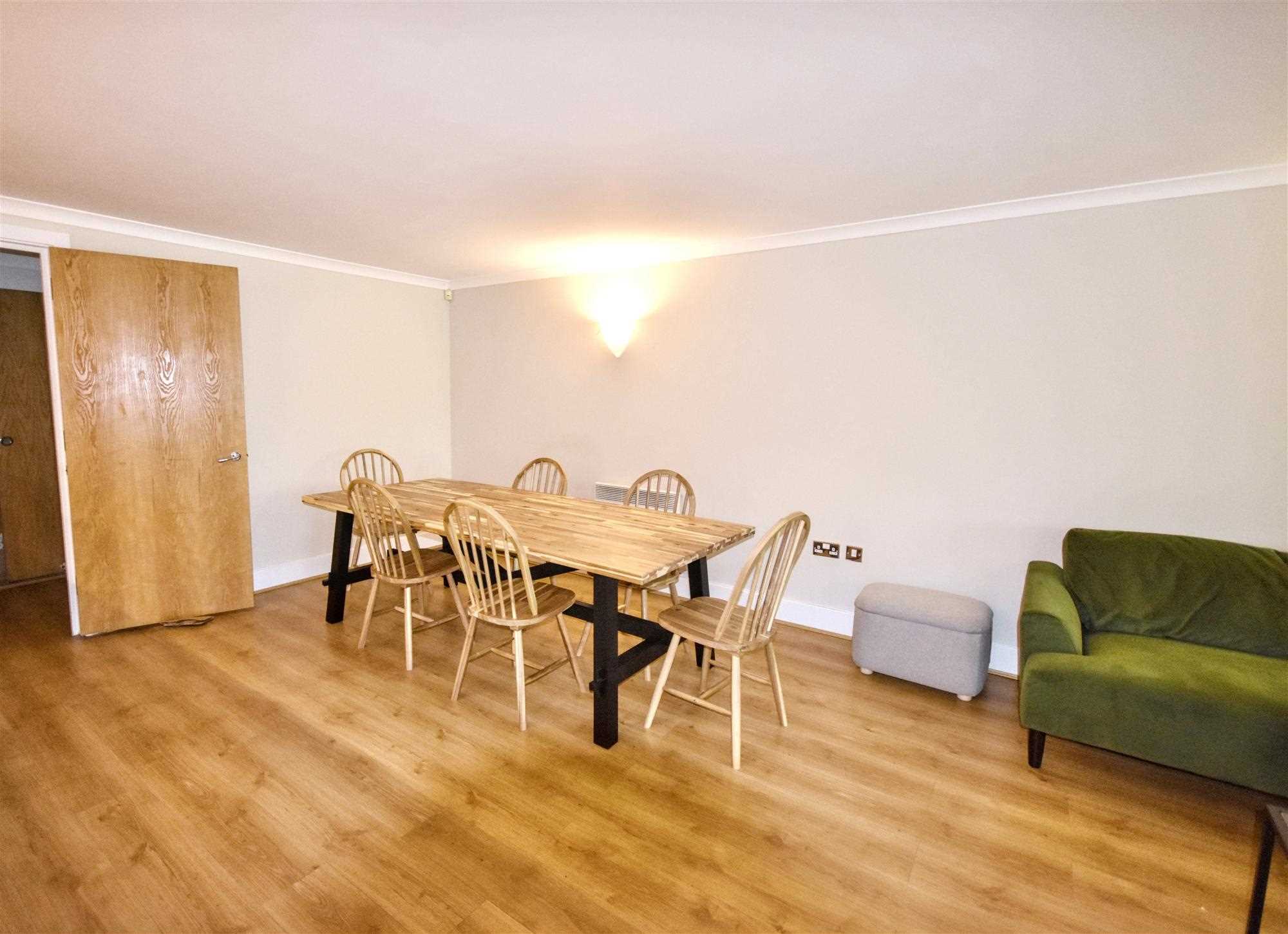 Chiswick High Road - Picture 14