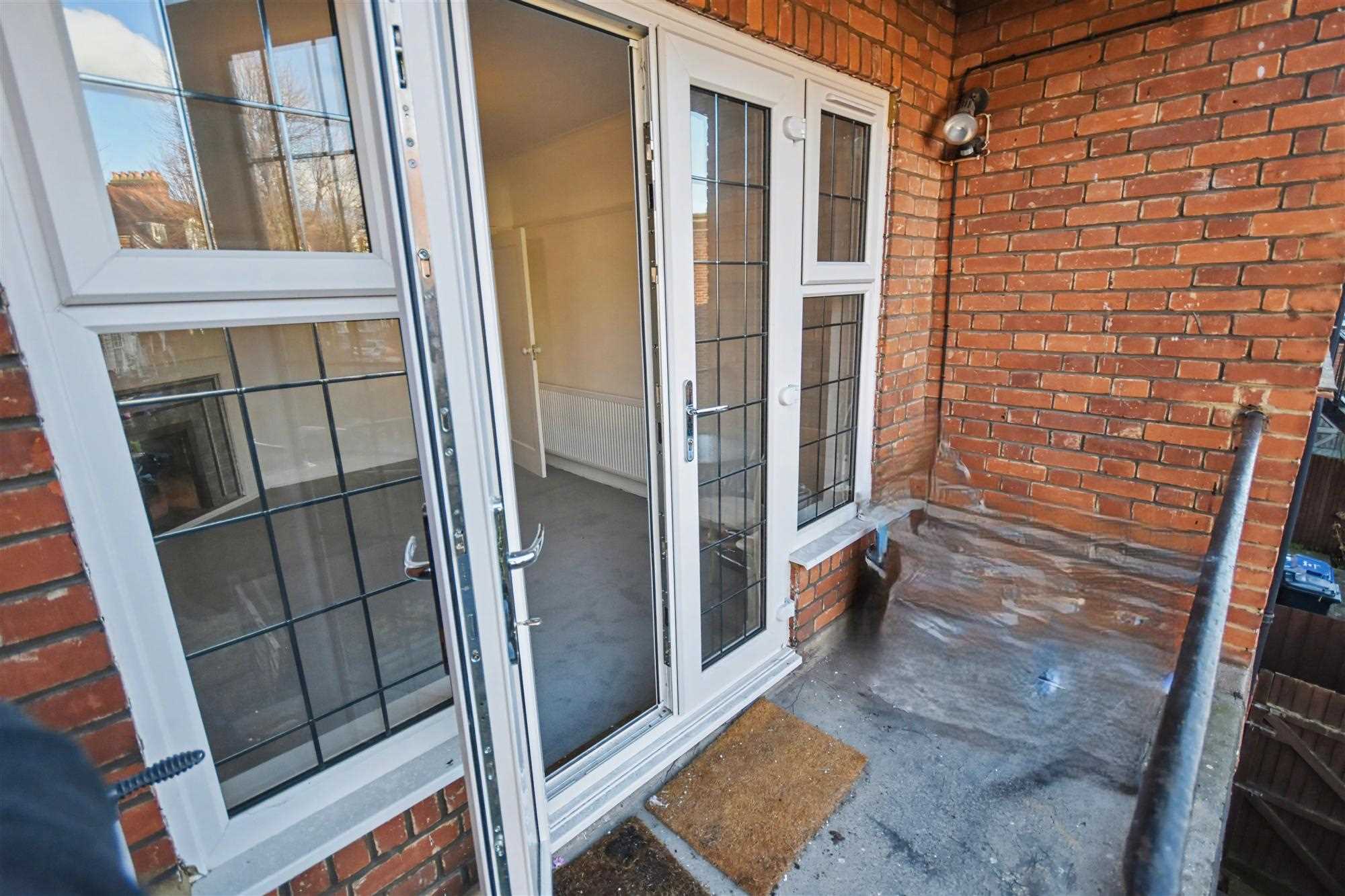 Fairlawn Avenue - Picture 12