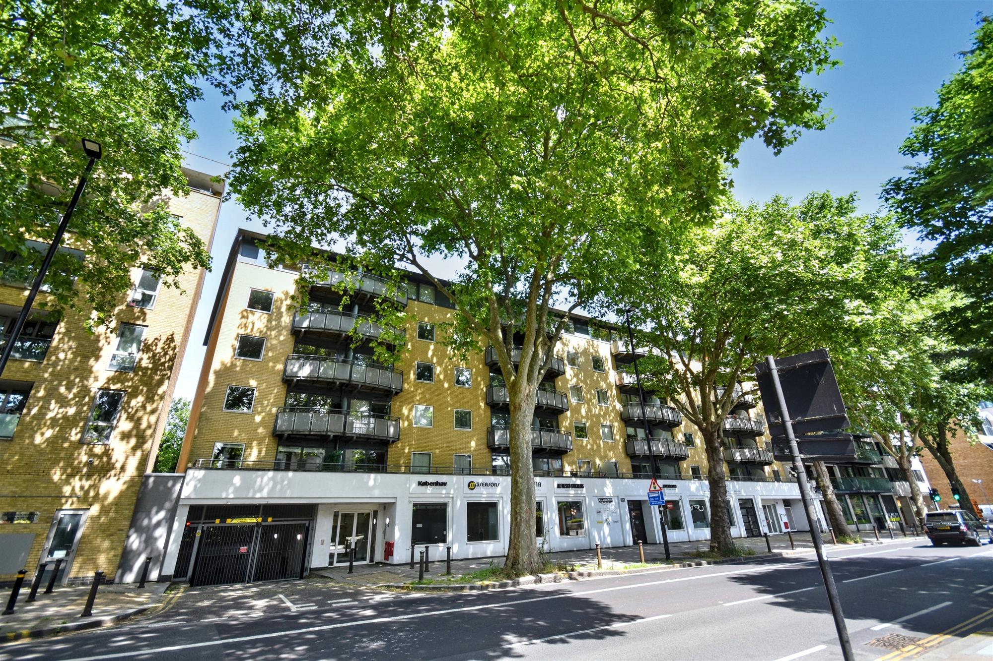 Chiswick High Road - Picture 1