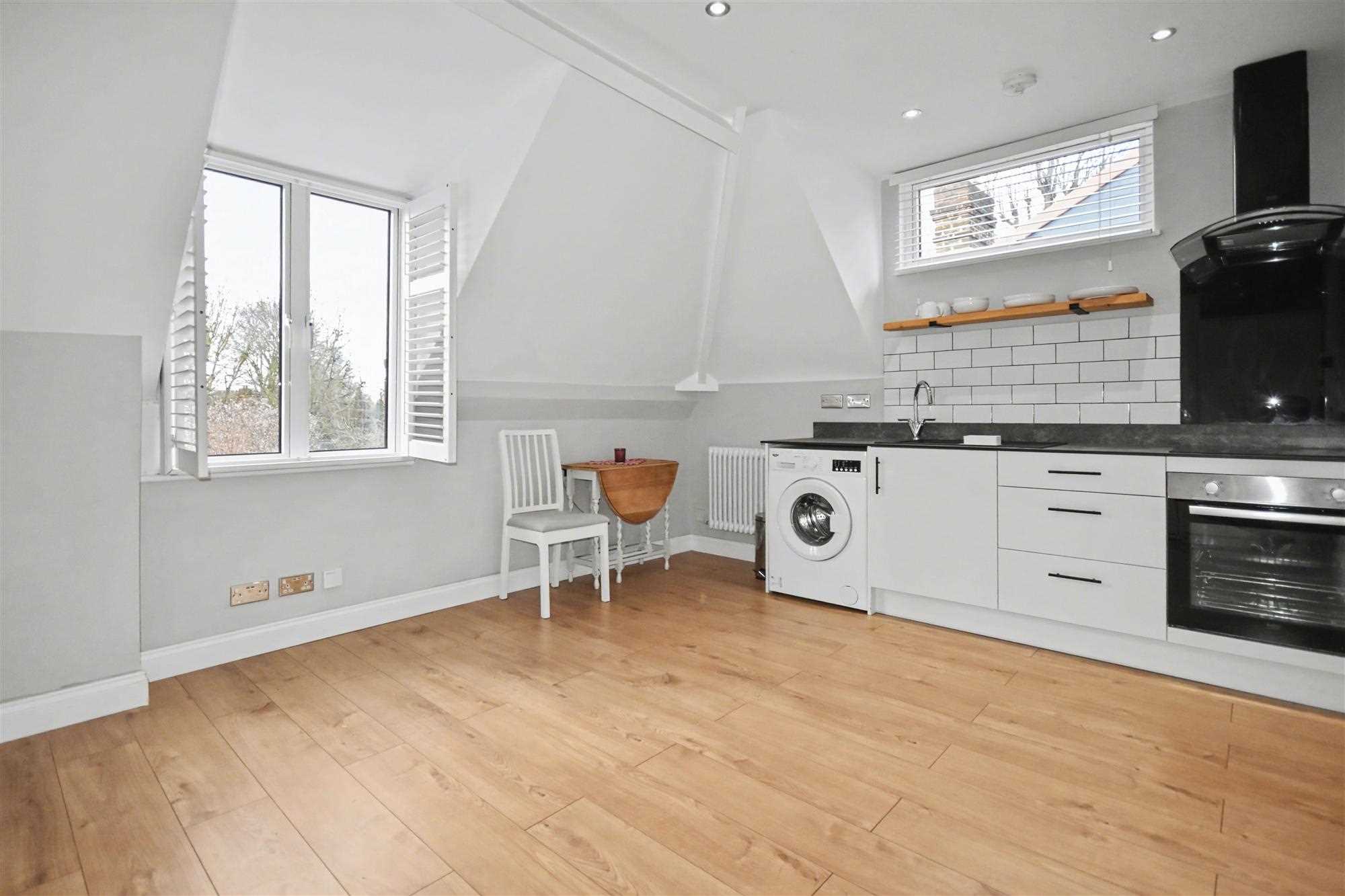 Dukes Avenue - Picture 2