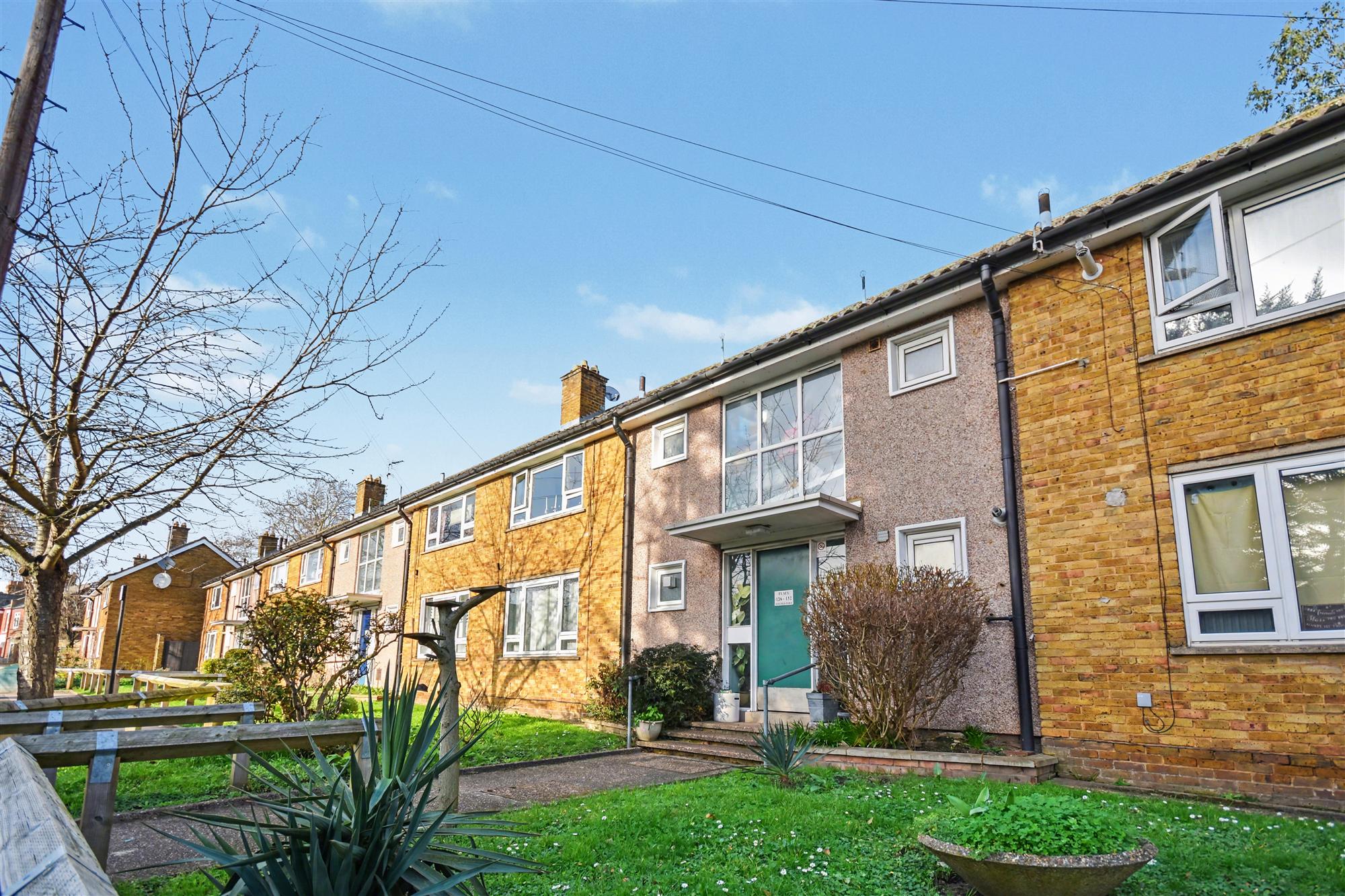 Thames Road - Picture 1