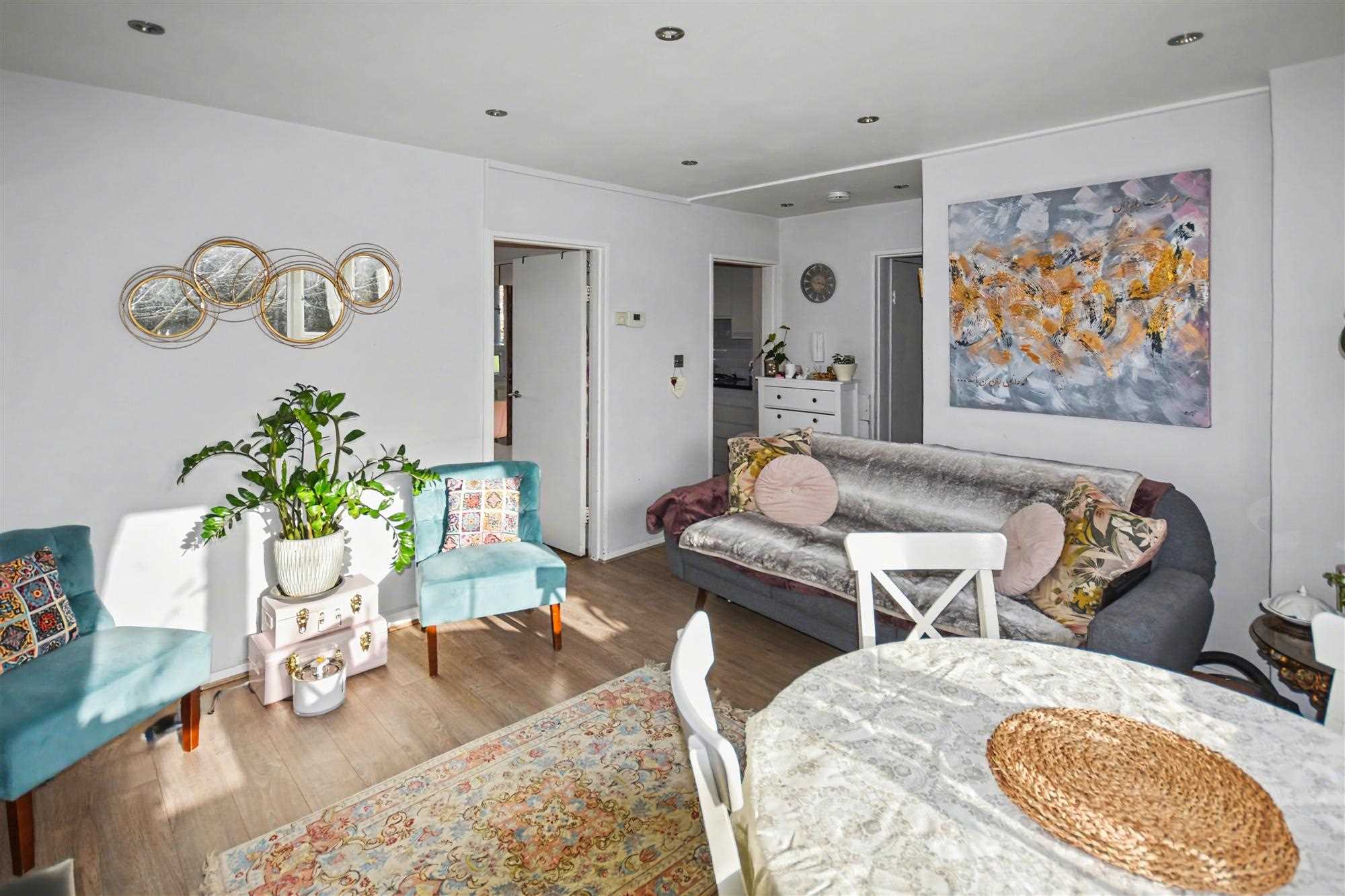 Thames Road - Picture 2