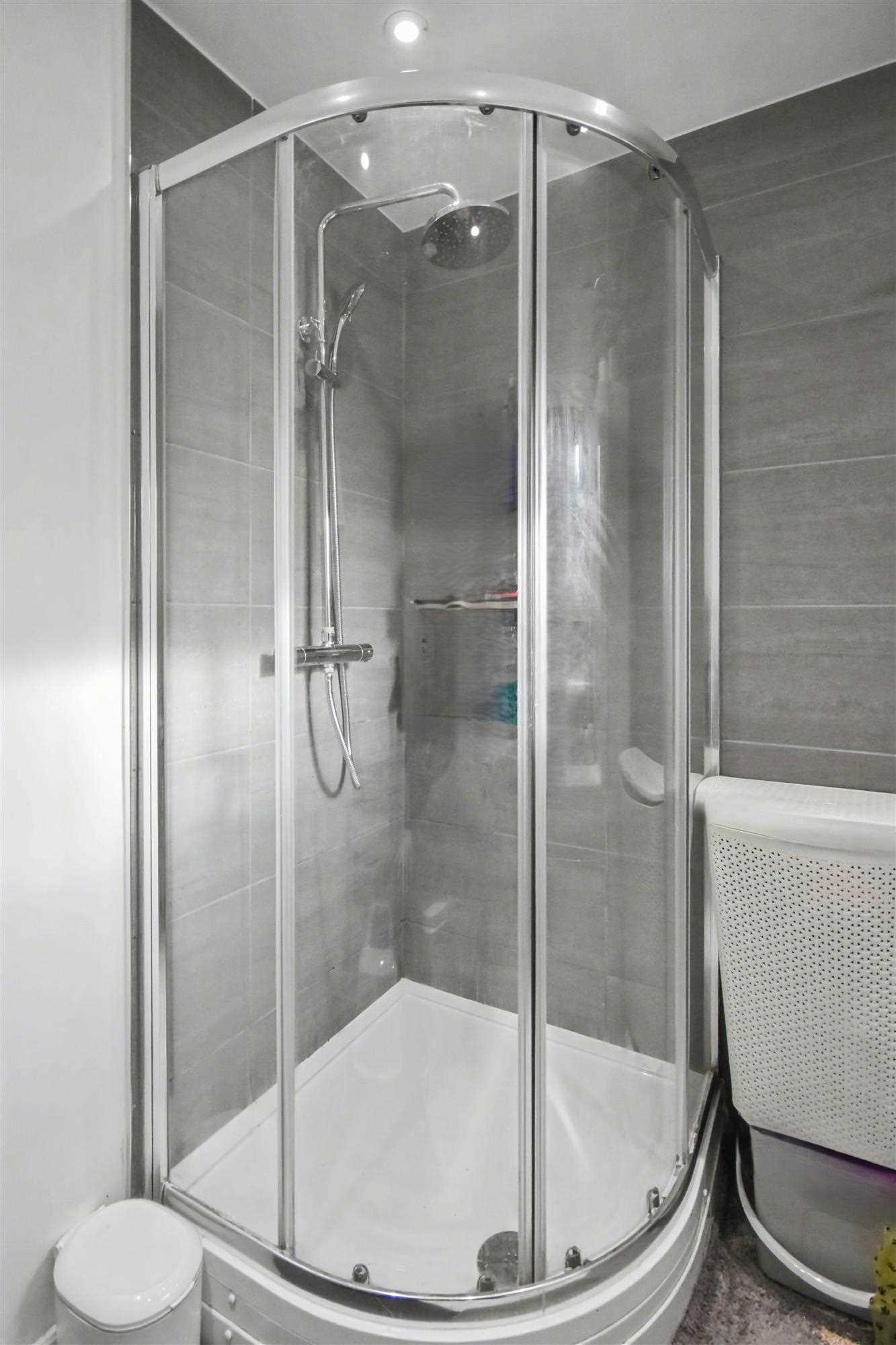 Thames Road - Picture 8